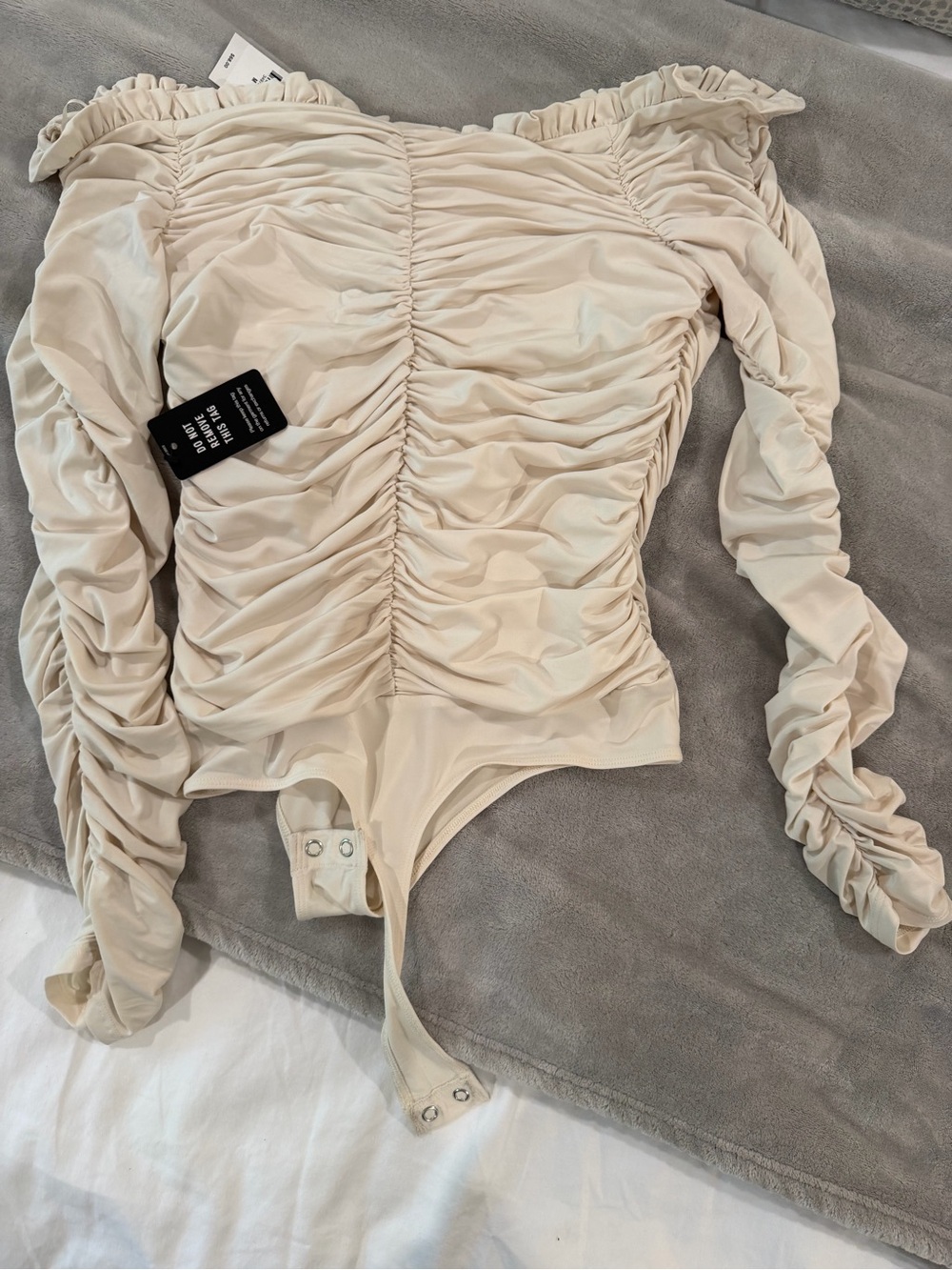 *NWT* Express Cream Ruched Off-Shoulder Long Sleeve Bodysuit - Picture 4 of 4